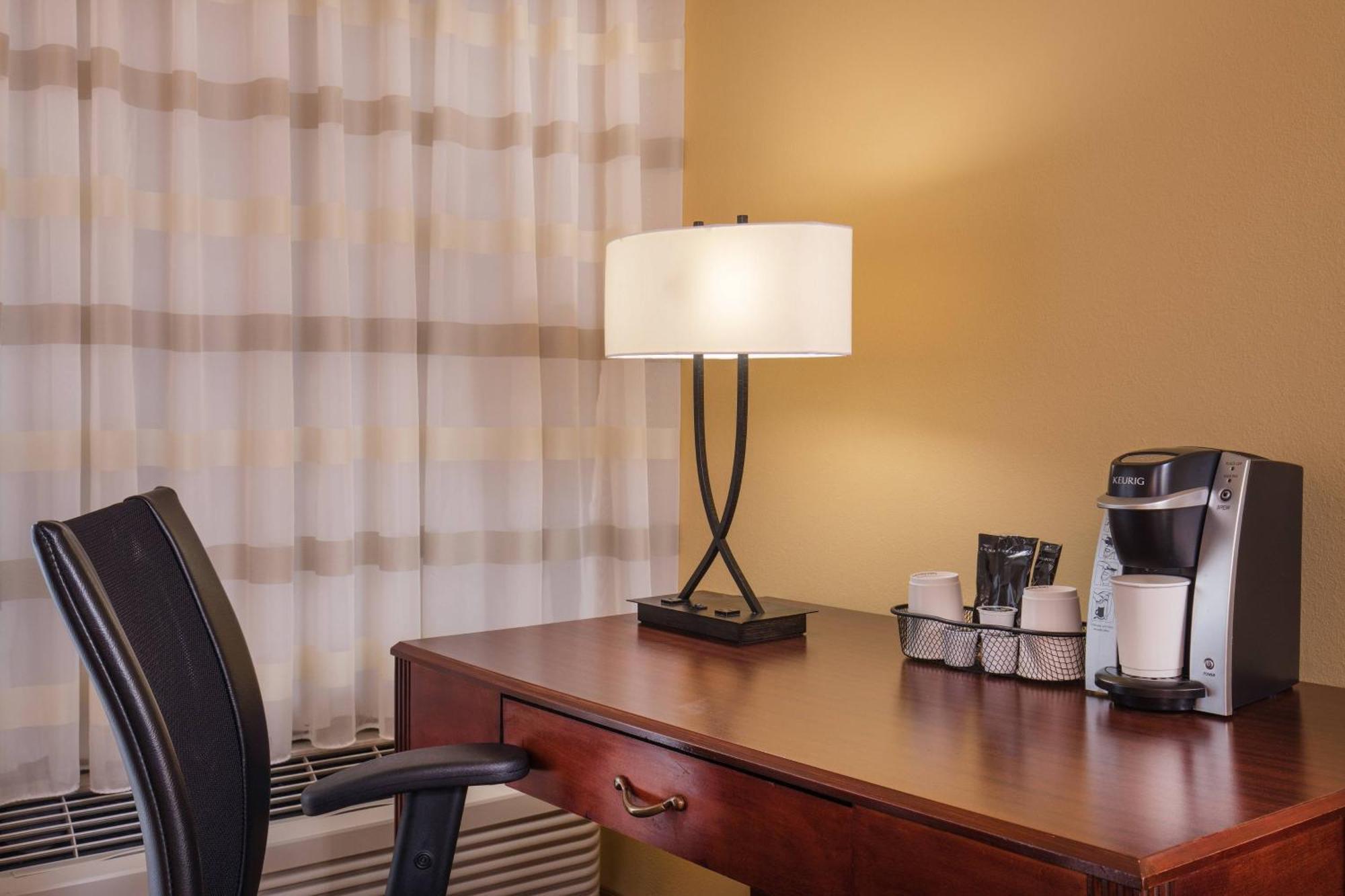 Courtyard Hartford Манчестър Екстериор снимка