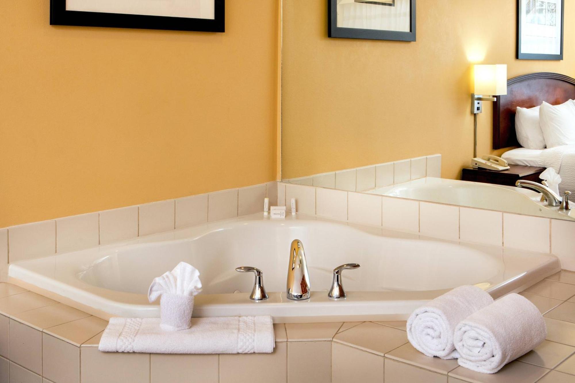 Courtyard Hartford Манчестър Екстериор снимка